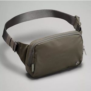 Lululemon Everywhere Belt Bag 2L - grey sage - basically new, worn once!